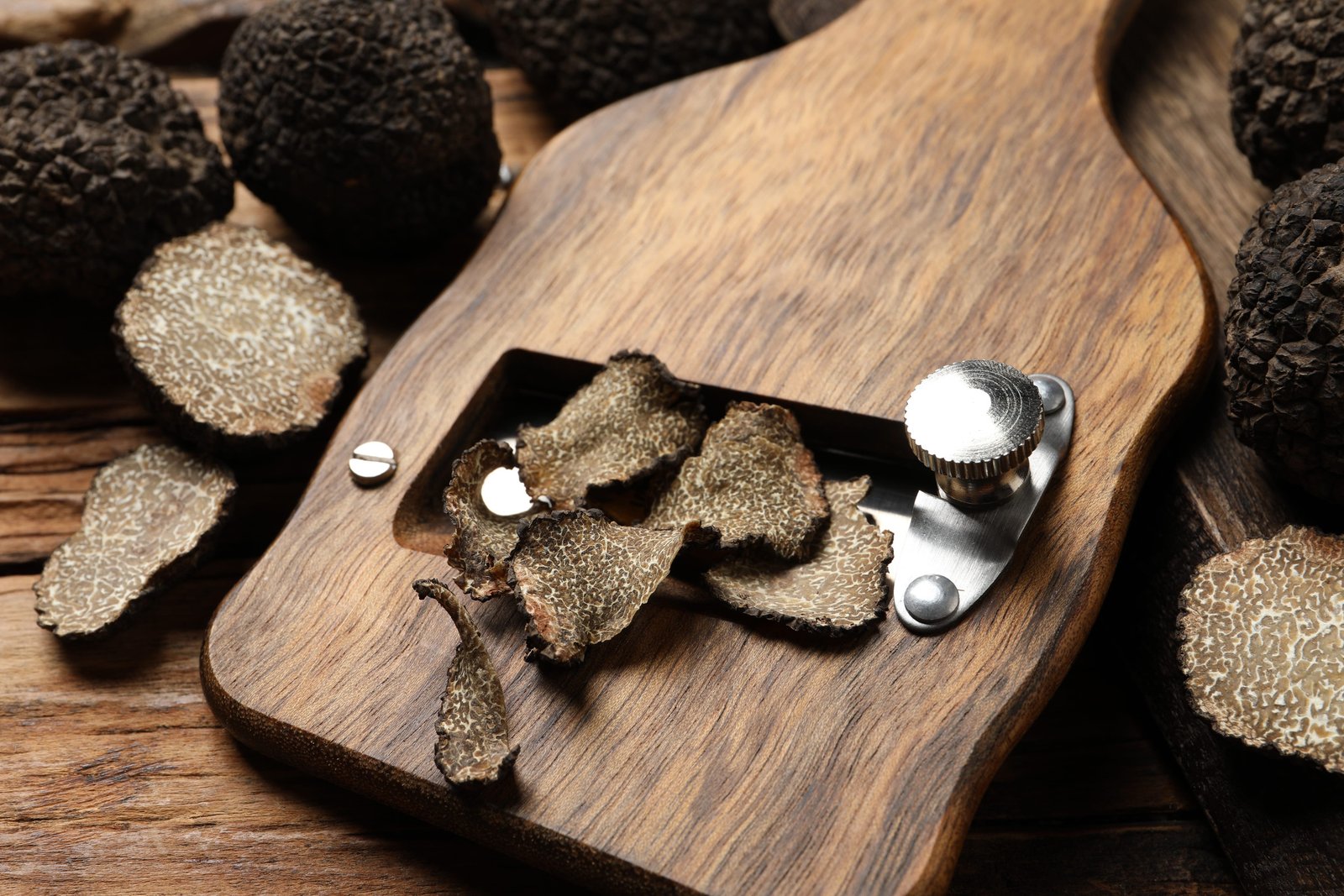 Tartufo affettato su un tagliere di legno