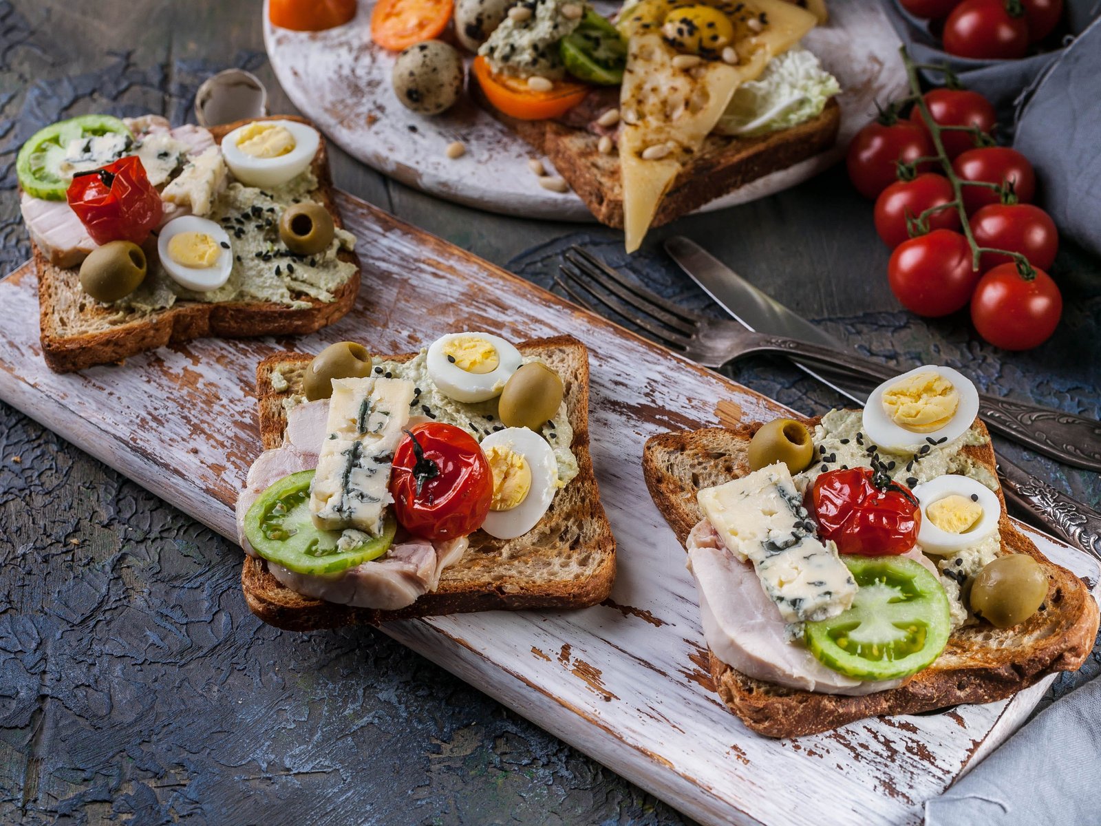 Bruschette con formaggio, pomodori e olive