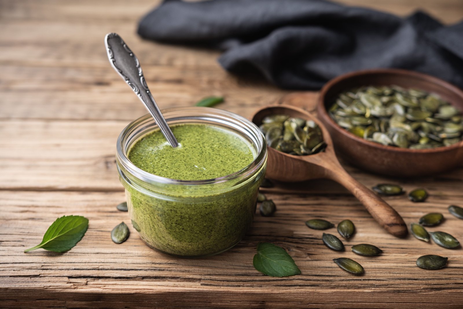 Pesto verde in un vasetto