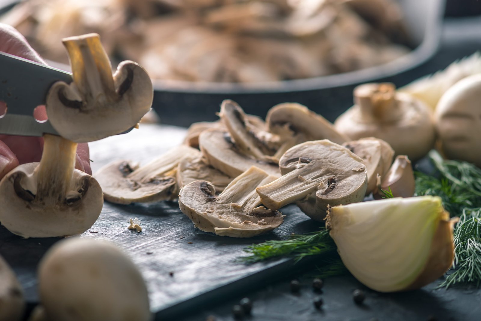 Funghi freschi affettati