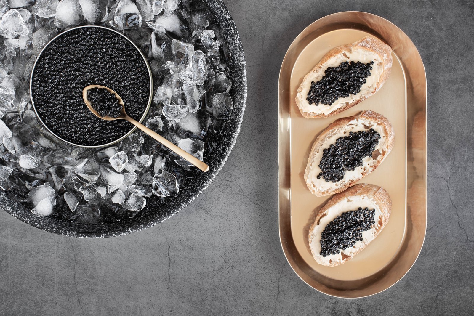 Caviale servito su crostini