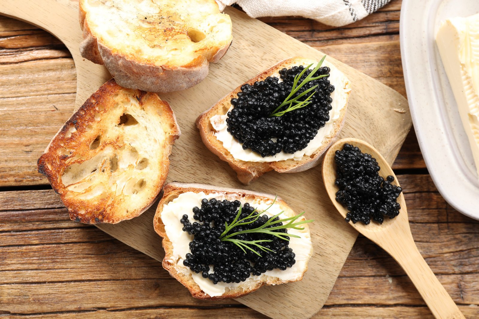 Caviale servito su crostini