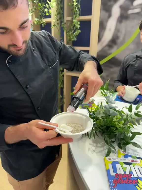 Chef condisce un piatto a SIAL Paris 2026