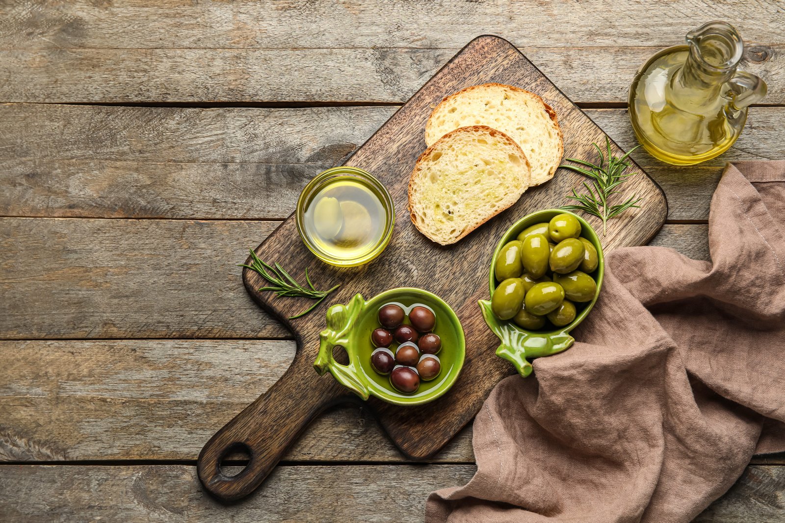 Olio, olive e pane della tradizione italiana
