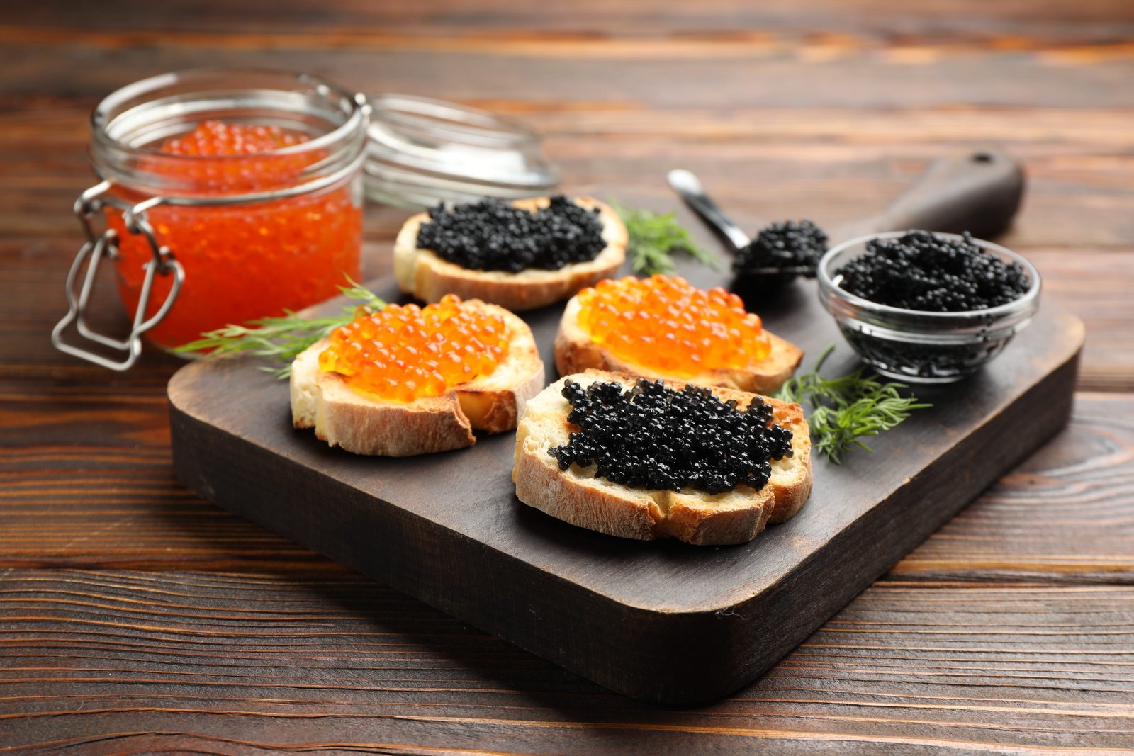 Caviale nero e rosso servito su pane
