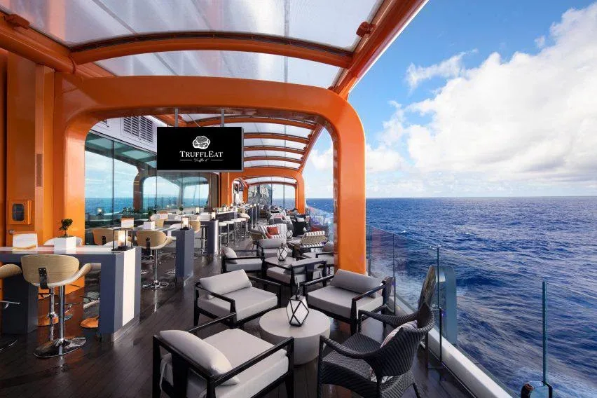 Bar sul mare a bordo di una nave