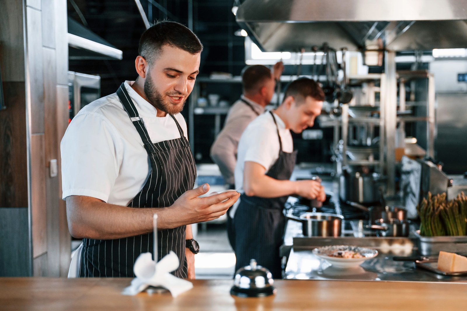 Chef al lavoro in cucina